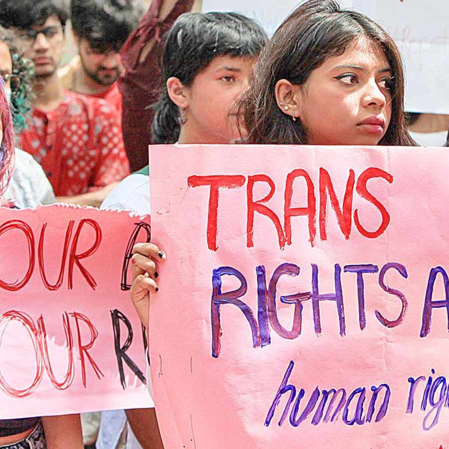 রূপান্তরকামী ব্যক্তি সংশোধনী বিলের প্রতিবাদে এলজিবিটিকিউ সম্প্রদায়ের সমর্থকেরা। নয়াদিল্লিতে।
