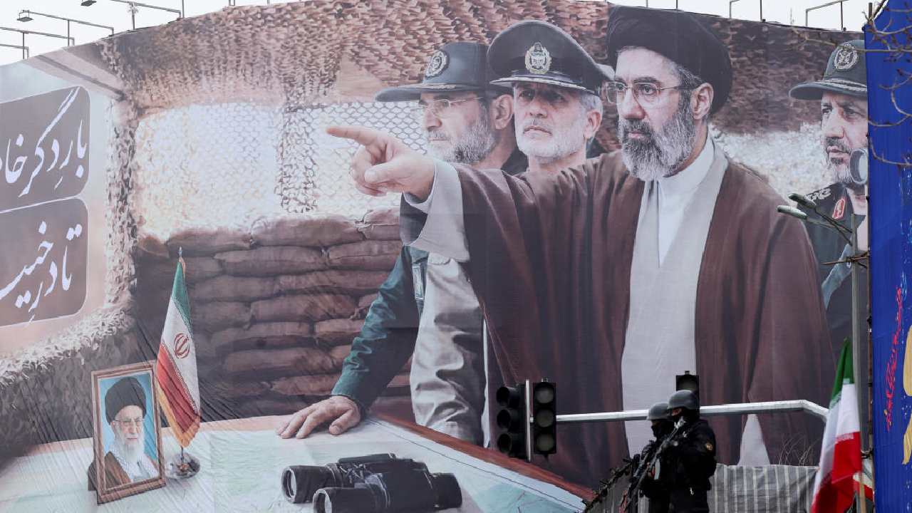 ইরানের সর্বোচ্চ নেতা মোজতবা খামেনেইয়ের ছবি-সহ পোস্টার তেহরানের রাস্তায়।