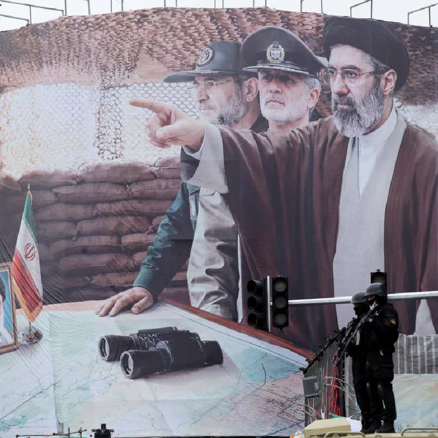 ইরানের সর্বোচ্চ নেতা মোজতবা খামেনেইয়ের ছবি-সহ পোস্টার তেহরানের রাস্তায়।