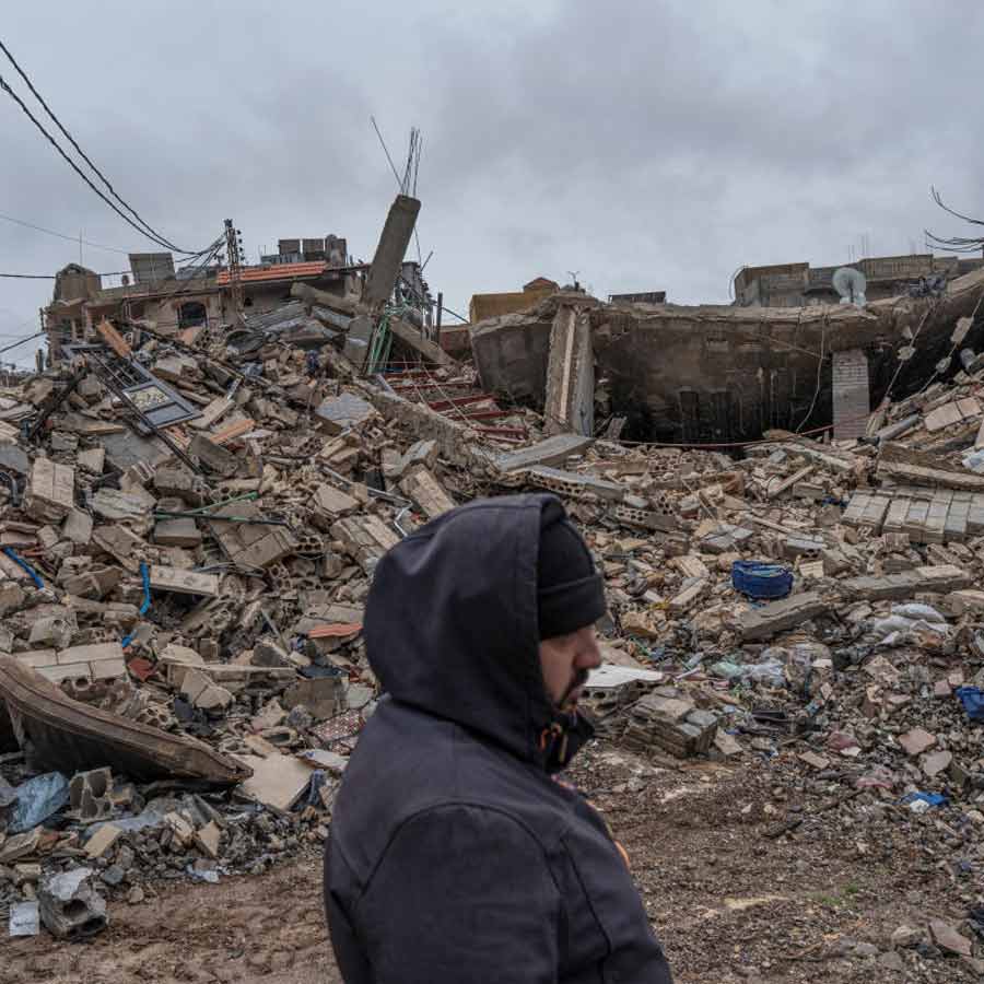 তেহরানে হামলা ইজ়রায়েলের। ছবি: রয়টার্স।