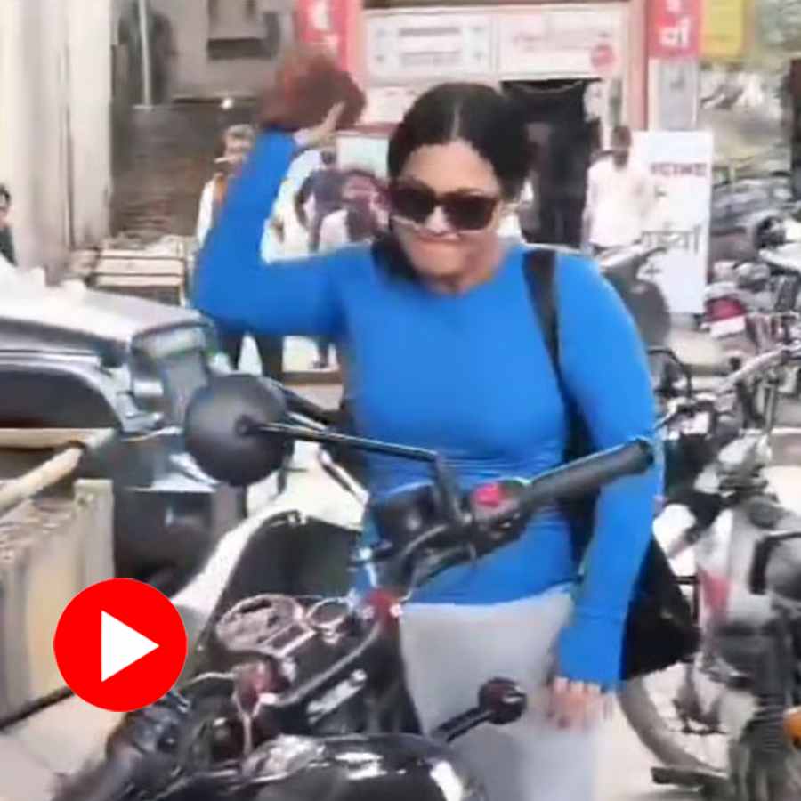 Video of Rajasthan Jaipur’s Woman Vandalizing Royal Enfield Bike With Stone Over Traffic Collision dgtl