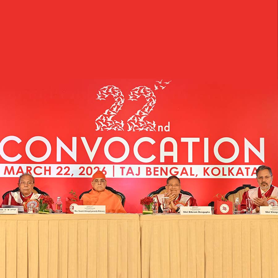 সম্মানিত প্যানেল (বাম থেকে ডানে):  ‘গ্লোবসিন গ্রুপ’-এর ভাইস চেয়ারম্যান, অধ্যাপক আর. সি. ভট্টাচার্য, ‘রামকৃষ্ণ মিশন বিবেকানন্দ এডুকেশনাল অ্যান্ড রিসার্চ ইনস্টিটিউট’-এর প্রো-চ্যান্সেলর, স্বামী আত্মপ্রিয়ানন্দ মহারাজ, ‘গ্লোবসিন গ্রুপ’-এর প্রতিষ্ঠাতা এবং চেয়ারম্যান বিক্রম দাশগুপ্ত এবং ‘এমজংসন সার্ভিসেস লিমিটেড’-এর ম্যানেজিং ডিরেক্টর ও সিইও বিনয় বর্মা