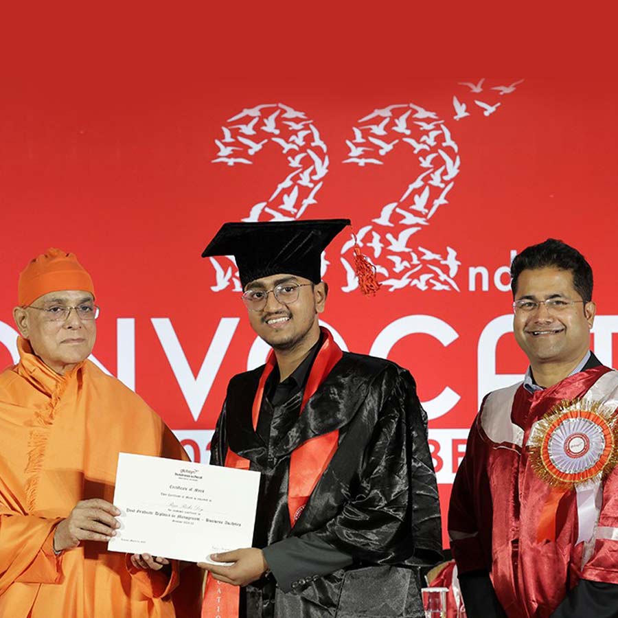 স্বামী আত্মপ্রিয়ানন্দ মহারাজ এবং রাহুল দাসগুপ্ত ২০২৩-২৫ ব্যাচের শিক্ষার্থীদের হাতে ডিপ্লোমা তুলে দিচ্ছেন