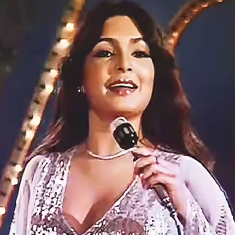 শান’ ছবিতে ‘পেয়ার করনেওয়ালে’ গানের দৃশ্যে পারভিন বাবি। 