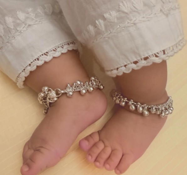 একরত্তির পায়ের ছবি প্রকাশ্যে আনেন সুরা খান।