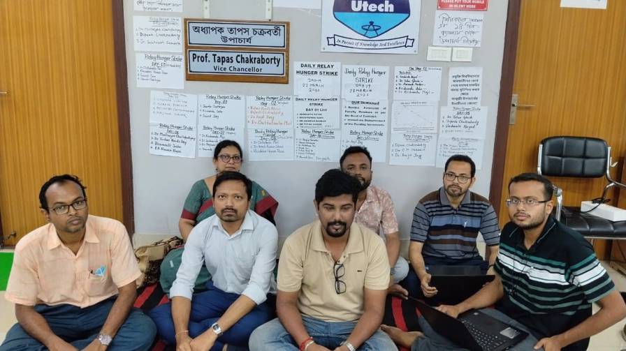 হরিণঘাটা ক্যাম্পাসে উপাচার্যের ঘরের বাইরে অনশনরত শিক্ষকেরা ।