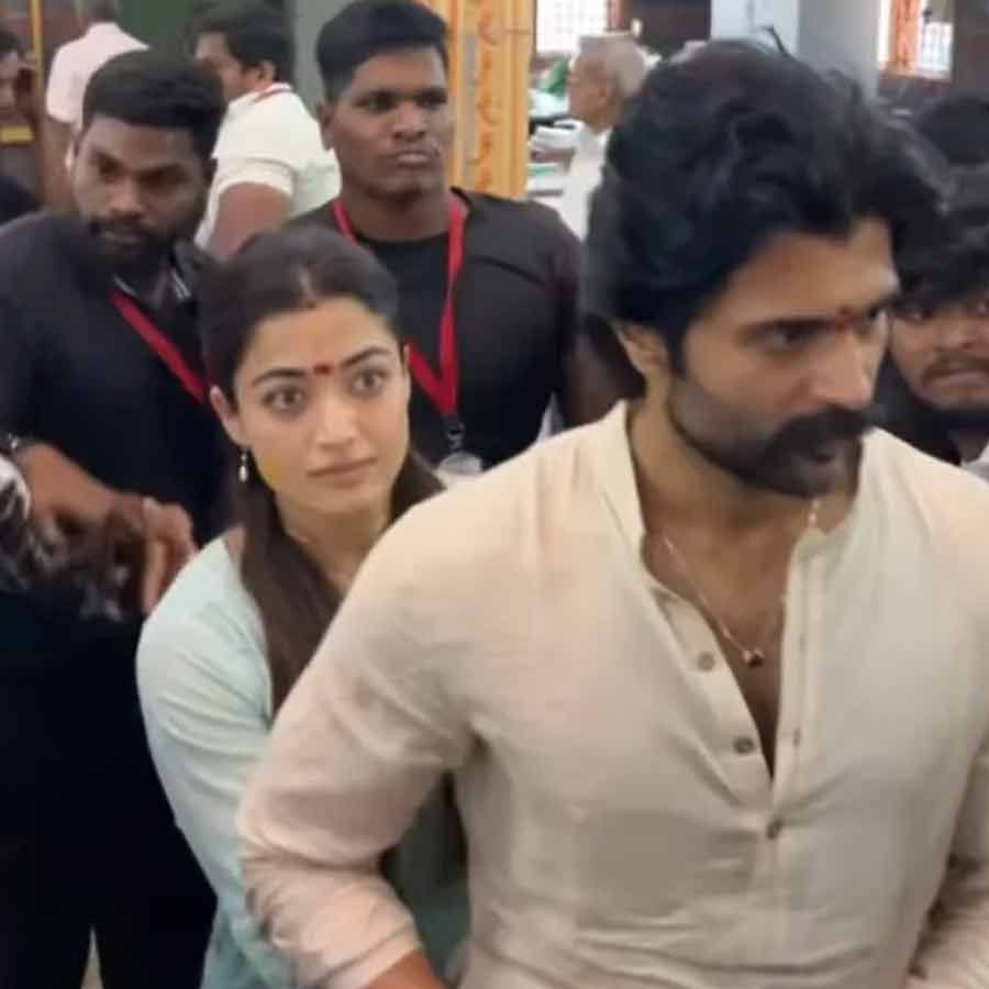 মন্দিরে পুজো দিতে গিয়ে ক্যামেরাবন্দি বিজয়-রশ্মিকা। 