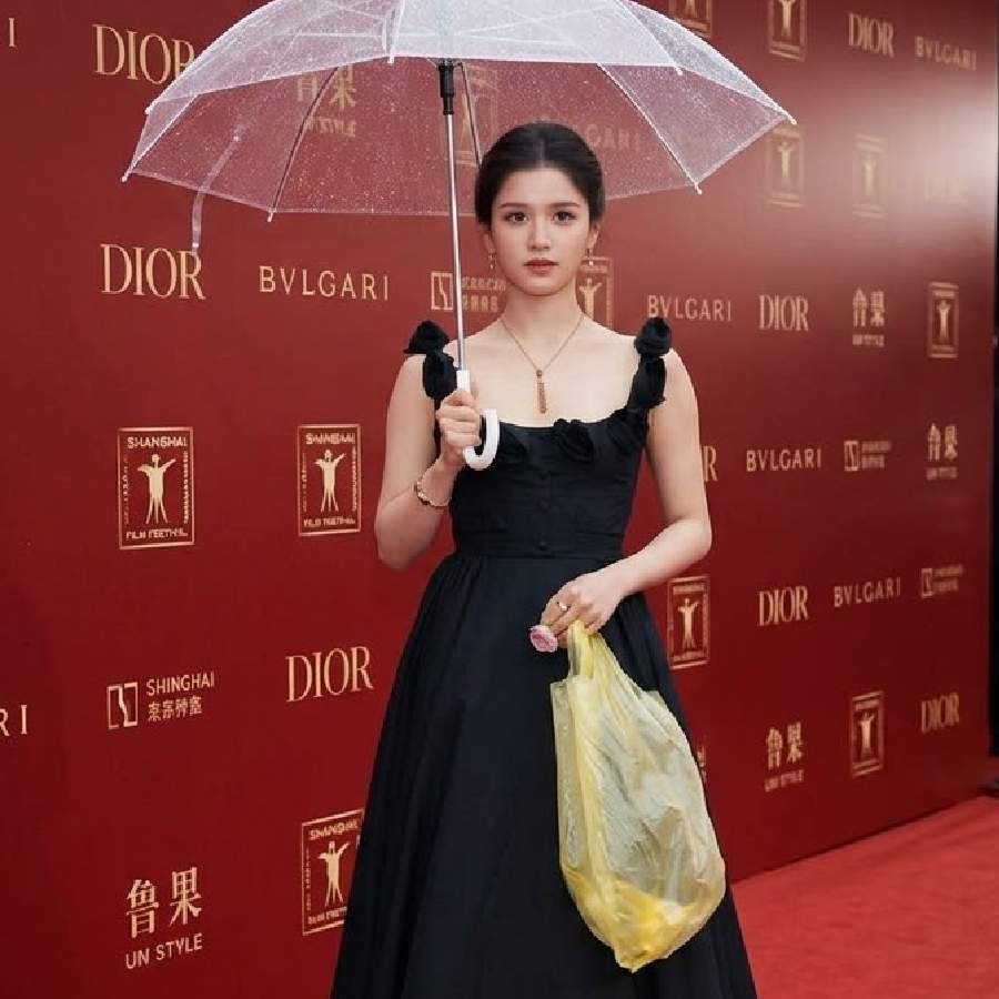 আবর্জনা ফেলার থলিই যখন ফ্যাশন স্টেটমেন্ট।