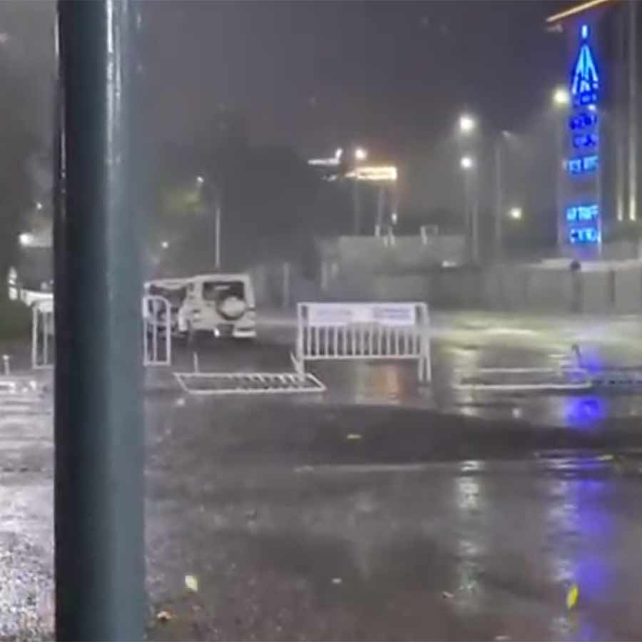 কলকাতা বিমানবন্দর চত্বর।