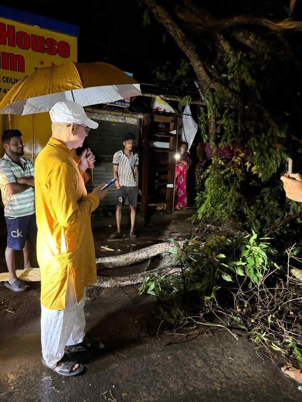 শহর পরিদর্শনে বেরিয়েছেন সুজয় হাজরা। 