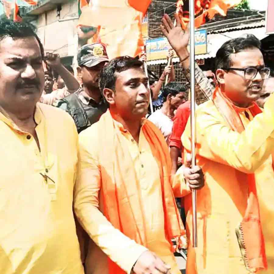 রামনবমী উপলক্ষে মিছিলে পাশাপাশি তৃণমূল প্রার্থী নরেশ বাউড়ি (বাঁ দিকে) ও বিজেপির অনুপ সাহা। দুবরাজপুরে।