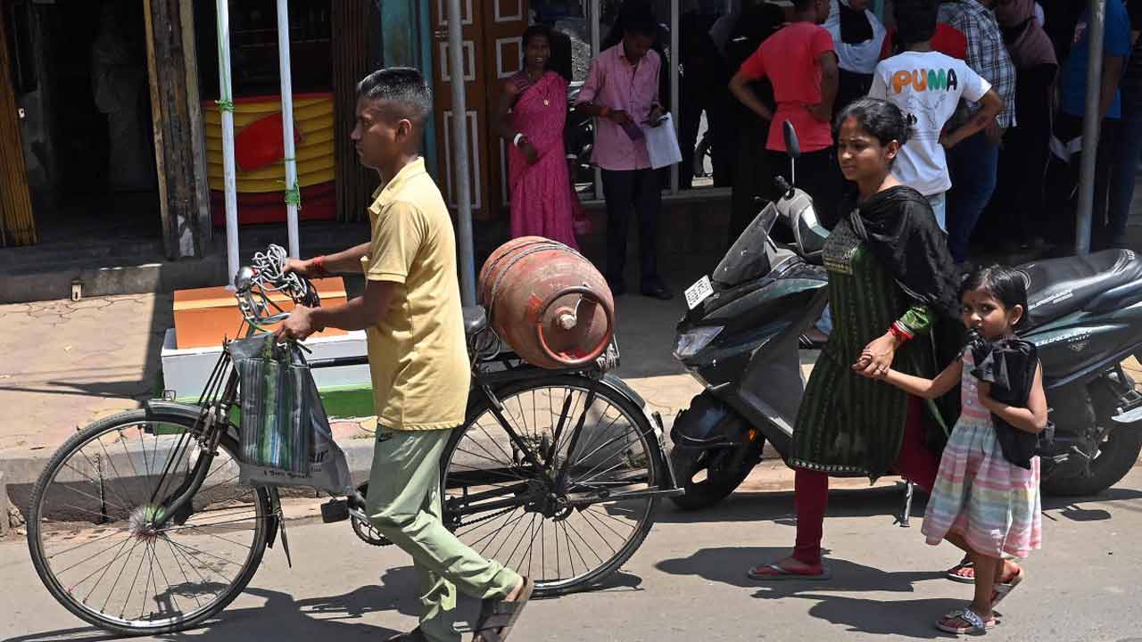 শুক্রবার শহরের পথে।
