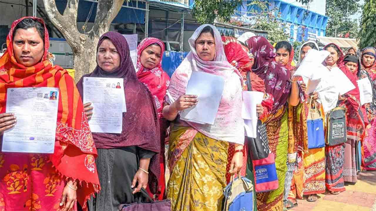 উৎকণ্ঠা: এসআইআর-এর শুনানিতে অপেক্ষমাণ নাগরিকরা। কৃষ্ণনগর, ফেব্রুয়ারি ২০২৬। পিটিআই