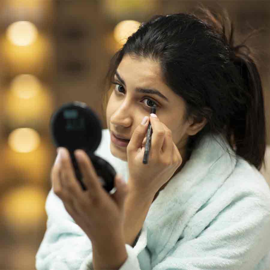 Frequesnt use of Kajal and eyeliner can harm your eyes
