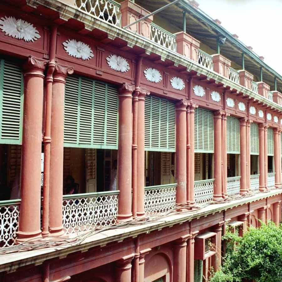 পীঠস্থান: জোড়াসাঁকো ঠাকুরবাড়ি হয়ে ওঠে ভাষাচর্চার গুরুত্বপূর্ণ কেন্দ্র।