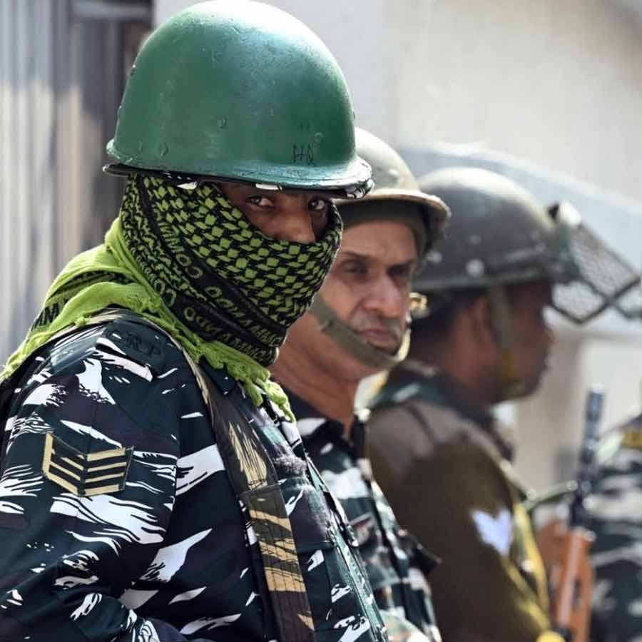 কলকাতা এবং শহরতলির কয়েকটি জায়গায় ইডি তল্লাশি চালাচ্ছে।