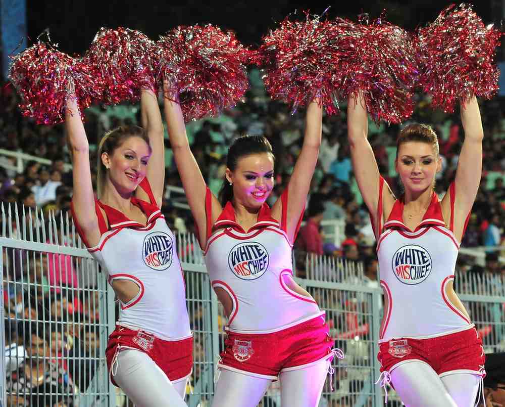 চার-ছক্কা হাঁকানো হোক অথবা বিপক্ষ দলের কোনও ক্রিকেটারের আউট হওয়া— স্টেডিয়ামে ক্রিকেটপ্রেমী দর্শকের উল্লাসের সঙ্গে আনন্দে মেতে ওঠেন চিয়ারলিডারেরা। বাউন্ডারির দু’পাশে তন্বী চিয়ারলিডারেরা অনেক সময় ম্যাচের প্রাণস্পন্দন হয়ে ওঠেন। প্রতি ম্যাচে পারফর্ম করে কত আয় করেন তাঁরা? আইপিএলের কোন দলের চিয়ারলিডারেরা উপার্জনের দিক থেকে এগিয়ে?