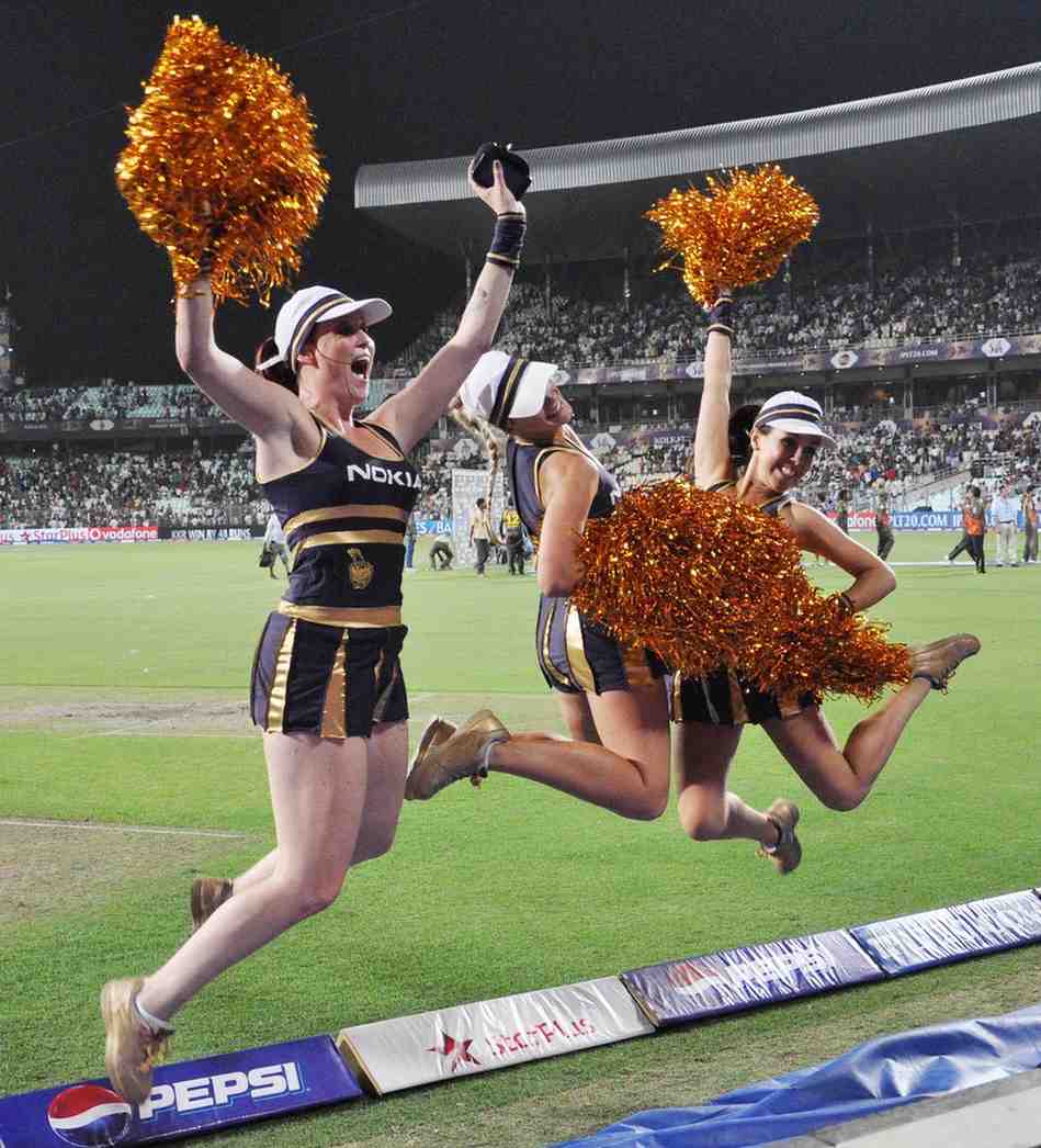 বিভিন্ন সংবাদমাধ্যমের প্রতিবেদন অনুসারে, পারিশ্রমিকের হার প্রতিটি ফ্র্যাঞ্চাইজি আলাদা ভাবে নির্ধারণ করে। কলকাতা নাইট রাইডার্স (কেকেআর) সর্বোচ্চ পারিশ্রমিক প্রদানকারী ফ্র্যাঞ্চাইজ়ি। জানা গিয়েছে, কেকেআর তাদের চিয়ারলিডারদের প্রতি ম্যাচে  ২৪ থেকে ২৫ হাজার টাকা পারিশ্রমিক দেয়।