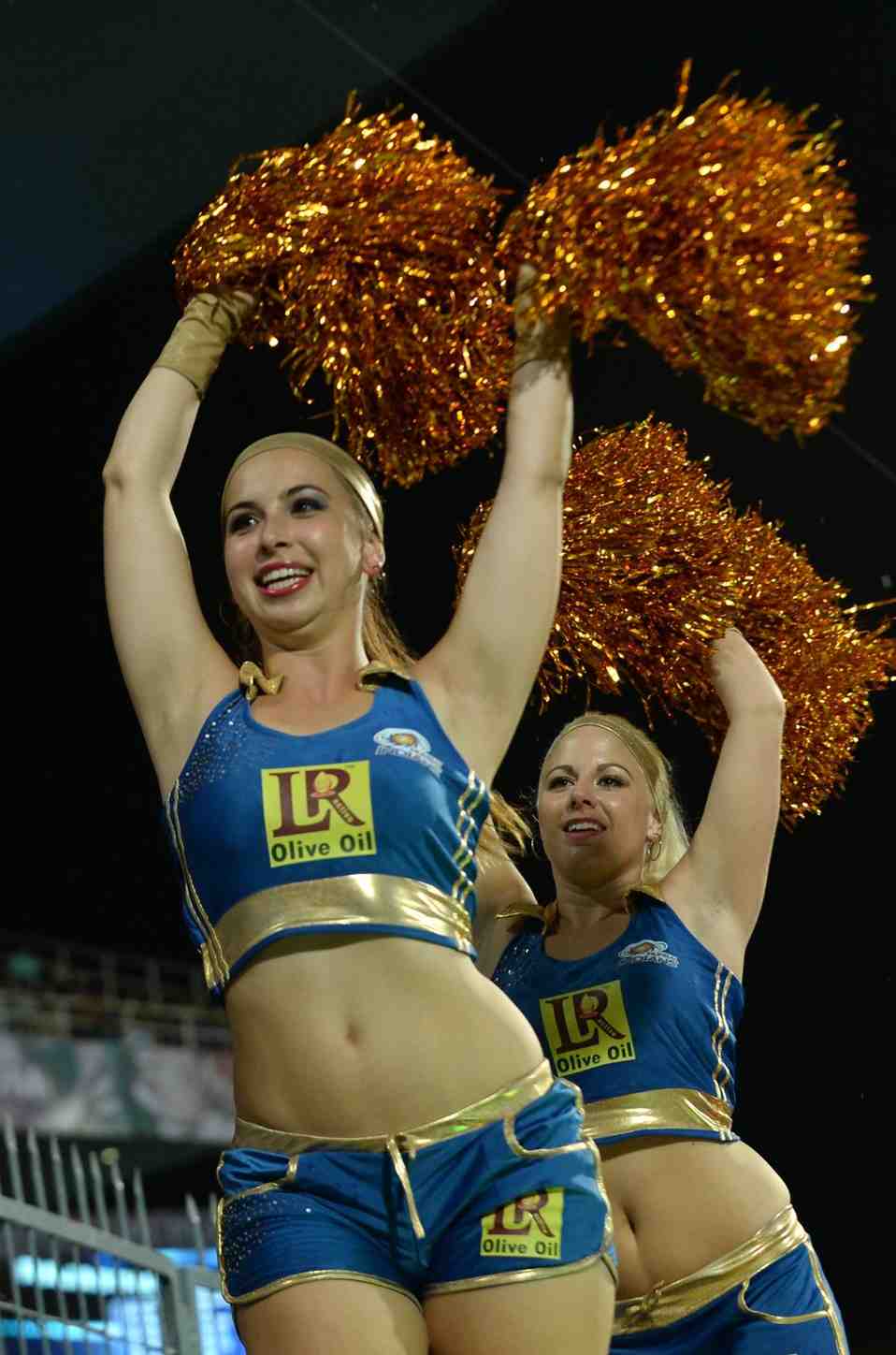 কেকেআরের পরেই তালিকায় নাম লিখিয়েছে মুম্বাই ইন্ডিয়ান্স এবং রয়্যাল চ্যালেঞ্জার্স বেঙ্গালুরু। জানা গিয়েছে, প্রতি ম্যাচের জন্য দলের চিয়ারলিডারদের ২০ হাজার টাকা পারিশ্রমিক দেয় তারা।