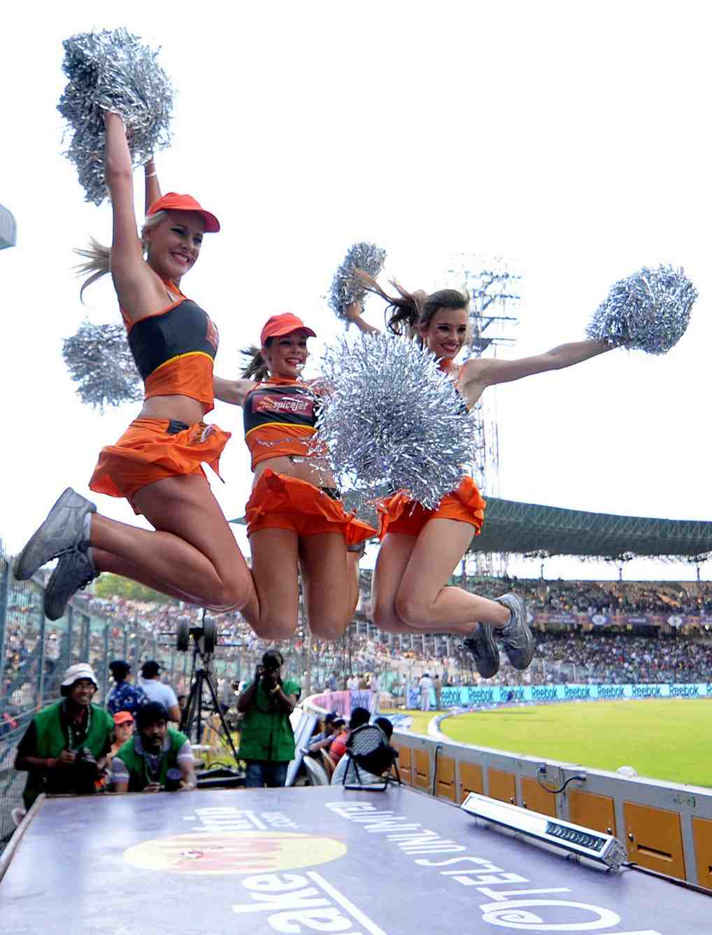 দিল্লি ক্যাপিটাল্স, পঞ্জাব কিংস, সানরাইজ়ার্স হায়দরাবাদের মতো অন্য দলগুলি তাদের চিয়ারলিডারদের সাধারণত ১২-১৫ হাজার টাকা বেতন দিয়ে থাকে। কিন্তু এই পারিশ্রমিকের বাইরেও চিয়ারলিডারেরা অতিরিক্ত সুবিধা এবং বোনাস পেয়ে থাকেন।