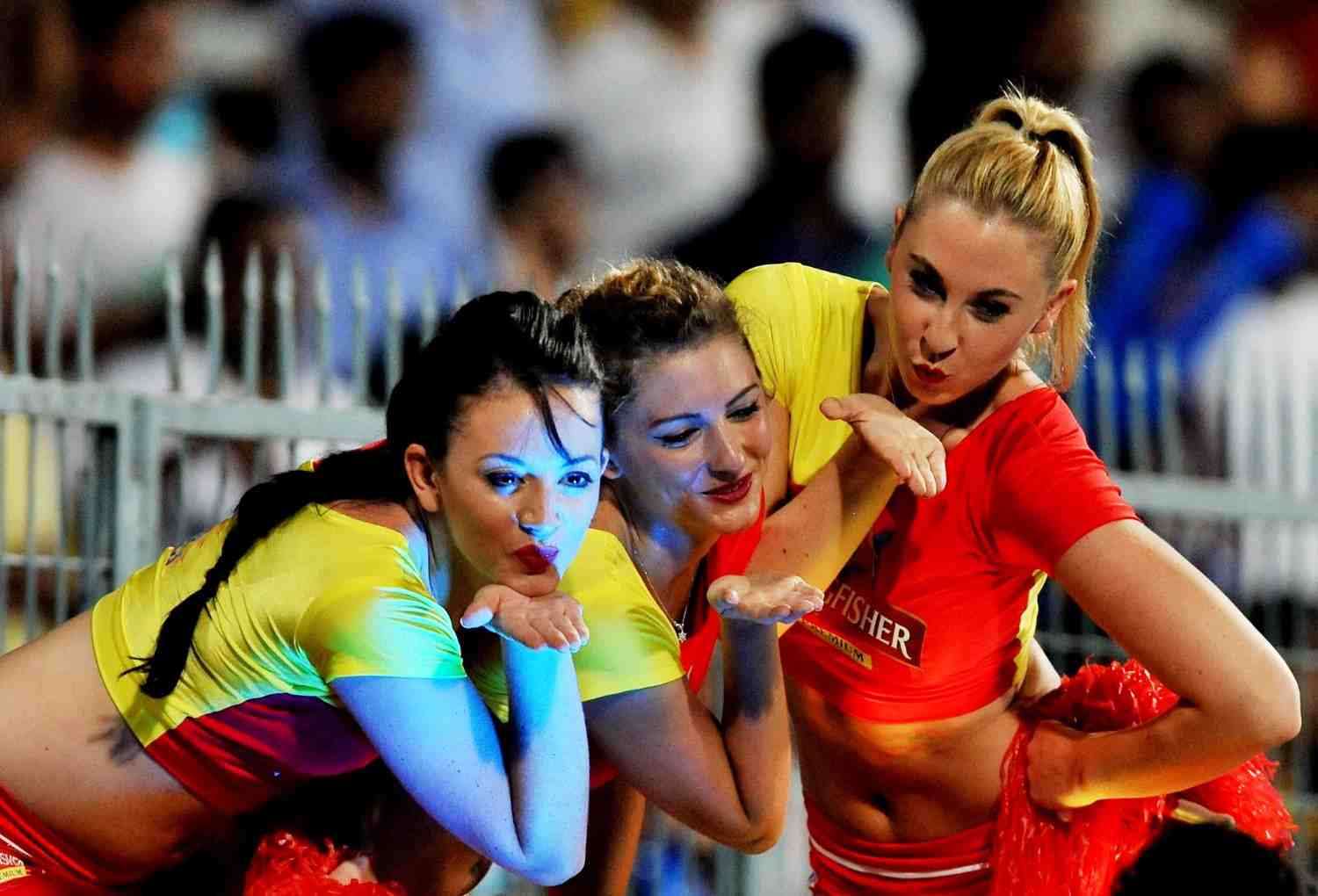 বেশির ভাগ ফ্র্যাঞ্চাইজি চিয়ারলিডারদের উদ্দীপনা ধরে রাখতে তাঁদের চুক্তিতে ‘পারফরম্যান্স ইনসেনটিভ’ অন্তর্ভুক্ত করে। ম্যাচে কোনও দল বিজয়ী হলে সেই দলের চিয়ারলিডারদের মাথাপিছু অতিরিক্ত ৩ হাজার টাকা দেওয়া হয়। এমনকি, কোনও দল যদি সেমি ফাইনাল অথবা ফাইনালে ওঠে, তবে চিয়ারলিডারদের পারিশ্রমিকের পরিমাণ বৃদ্ধি পায়।