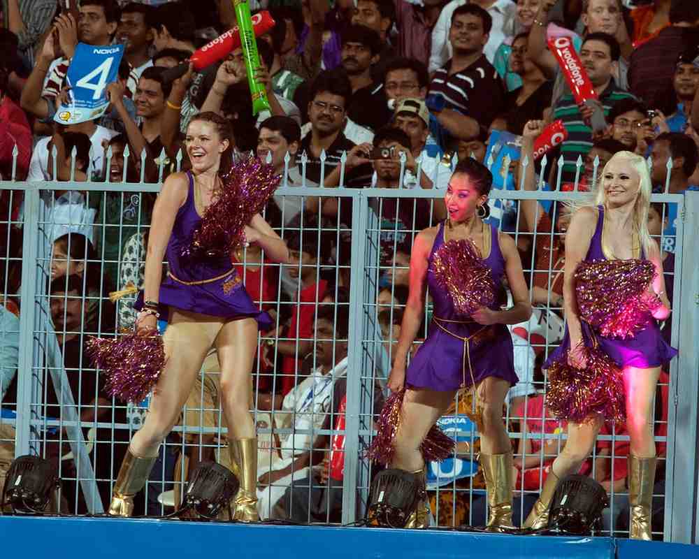 ২২ গজের বাইরেও চিয়ারলিডারদের প্রয়োজন হয়। ফ্রাঞ্চাইজ়িগুলির বিভিন্ন কর্পোরেট ইভেন্ট থেকে শুরু করে স্পনসর পার্টি এবং প্রচারমূলক ফোটোশুটের জন্য উপস্থিত থাকতে হয় চিয়ারলিডারদের। এই অনুষ্ঠানগুলিতে উপস্থিত থাকার জন্য সেশনপ্রতি পাঁচ থেকে ১২ হাজার টাকা পর্যন্ত অতিরিক্ত আয় করতে পারেন চিয়ারলিডারেরা।