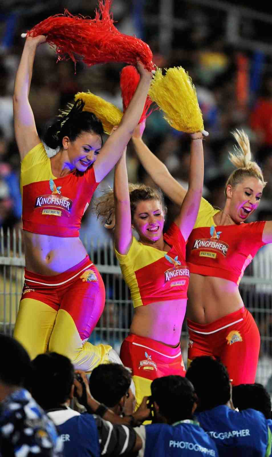 আইপিএলের প্রতিটি মরসুম থেকে (প্লেঅফ-সহ) আড়াই লক্ষ থেকে পাঁচ লক্ষ টাকা পর্যন্ত উপার্জন করেন চিয়ারলিডারেরা। তা ছাড়া ফ্রাঞ্চাইজিগুলি তাঁদের বিমানভাড়া থেকে শুরু করে হোটেলে থাকা-খাওয়ার খরচ, স্বাস্থ্য বিমার খরচও বহন করে।