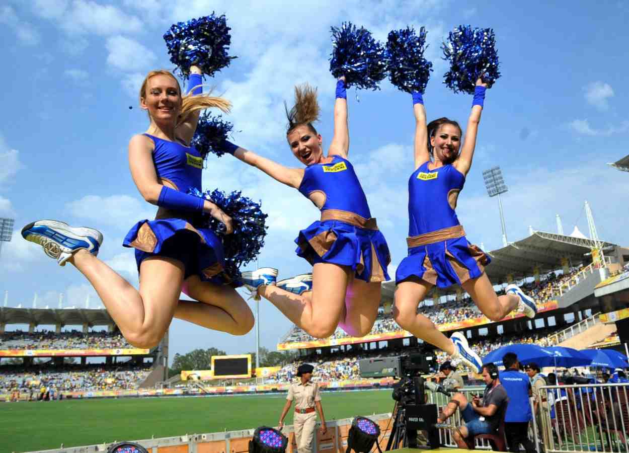 চিয়ারলিডারদের দক্ষ নৃত্যশিল্পী হতে হয়। বিশেষ করে জ্যাজ়, হিপ-হপ বা ব্যালে নাচে পারদর্শী হওয়া প্রয়োজন। অনেক সময় জিমন্যাস্টিক বা অ্যারোবিক্স জানা থাকলে বাড়তি সুবিধা পাওয়া যায়। দীর্ঘ ক্ষণ ধরে পারফর্ম করার জন্য শারীরিক সক্ষমতা থাকা বাধ্যতামূলক।