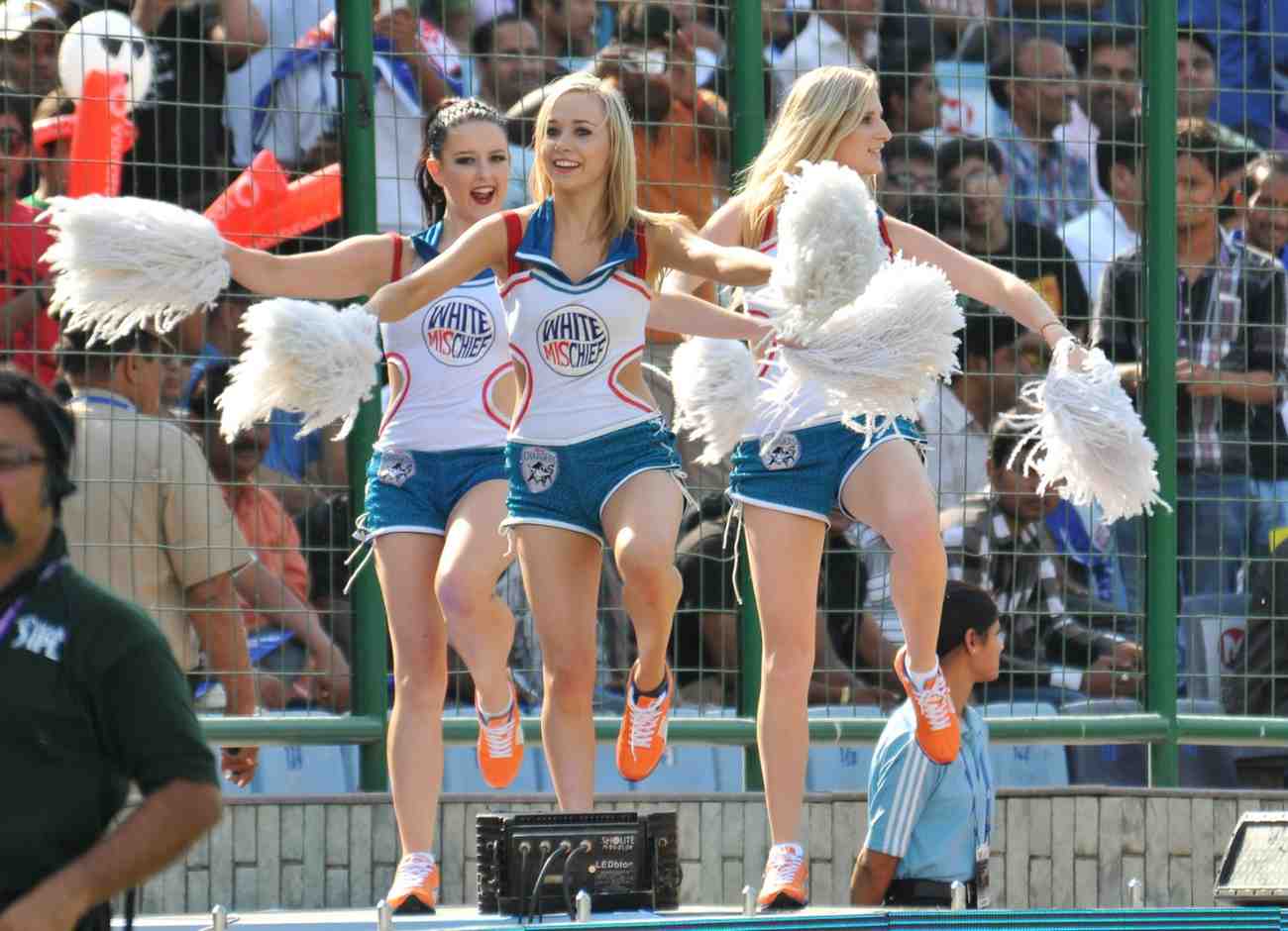 আইপিএলের দলগুলো সরাসরি চিয়ারলিডার নিয়োগ করে না। সাধারণত পেশাদার এজেন্সি বা ইভেন্ট ম্যানেজমেন্ট কোম্পানির মাধ্যমে এঁরা নিযুক্ত হন। নাচের দক্ষতার পাশাপাশি প্রার্থীর ব্যক্তিত্ব এবং মানসিক দৃঢ়তা যাচাই করতে লিখিত পরীক্ষার পাশাপাশি ইন্টারভিউও নেওয়া হতে পারে।