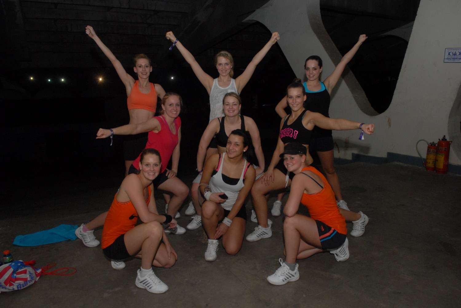 দিল্লি, মুম্বই, বেঙ্গালুরু এবং চেন্নাইয়ের হাতেগোনা কয়েকটি প্রতিষ্ঠানে চিয়ারলিডার হওয়ার প্রশিক্ষণ দেওয়া হয়। তবে চিয়ারলিডারদের প্রশিক্ষণ দেওয়ার বেশির ভাগ প্রতিষ্ঠানই রয়েছে আমেরিকায়। পড়াশোনা এবং ব্যবহারিক পরীক্ষা দিয়ে পাশ করলে তবেই চিয়ারলিডার হওয়ার শংসাপত্র মেলে।