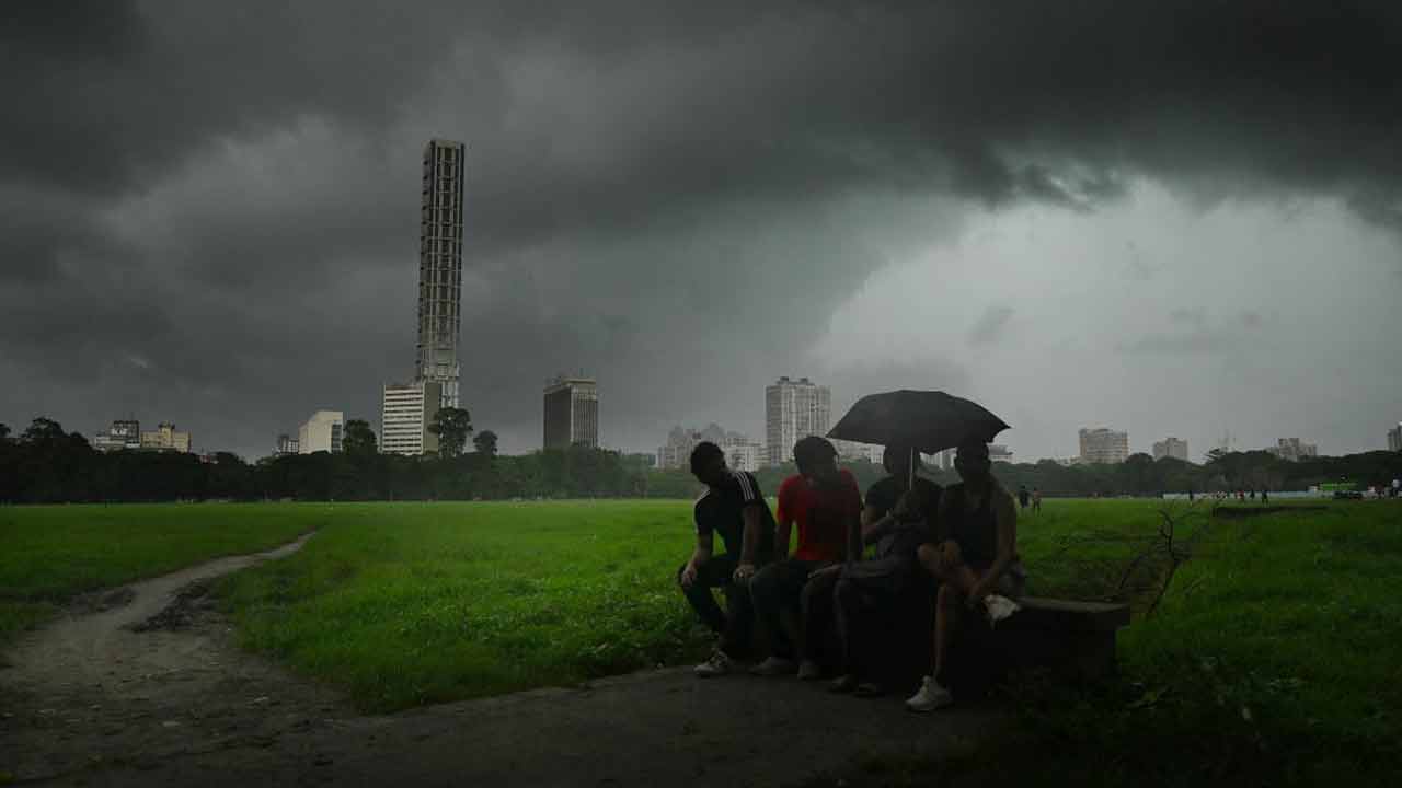 শনিবার সন্ধ্যায় আবার ঝড়বৃষ্টির সম্ভাবনা রয়েছে কলকাতা-সহ গোটা রাজ্যে।