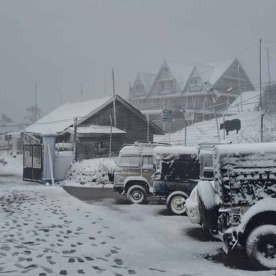 বরফে ঢেকেছে বিস্তীর্ণ এলাকা।