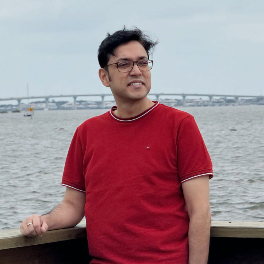 জীবন শৃঙ্খলা মেনে যাপন করতে ভালবাসেন অনুপম।  