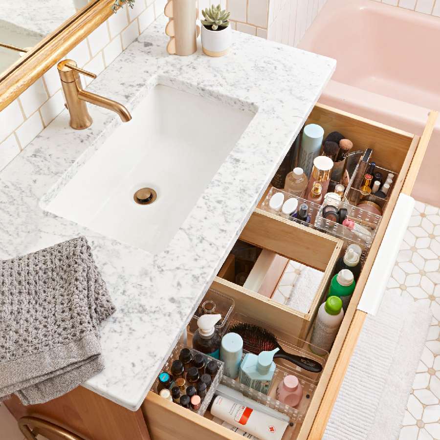 বেসিনের নীচে কাবার্ড বানিয়ে নিলেও অনেক জিনিস রাখা যাবে।