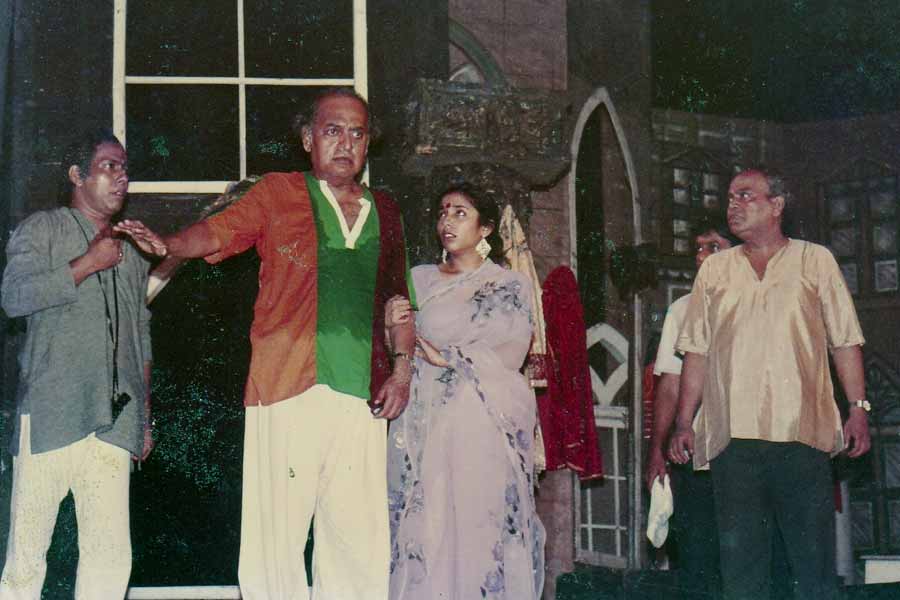 ‘আজকের শাহজাহান’ নাটকের মহড়ায় মেয়ে বিষ্ণুপ্রিয়ার সঙ্গে উৎপল দত্ত।