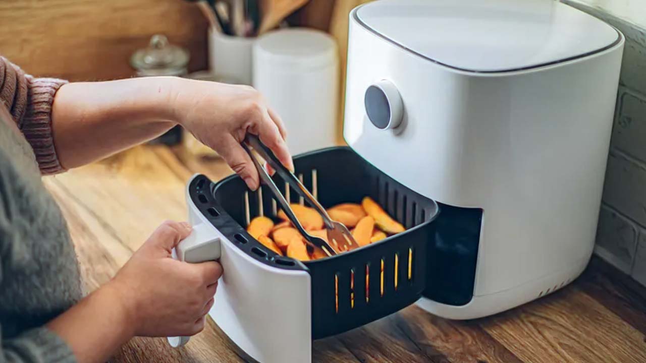 এয়ার ফ্রায়ার পরিষ্কার করার সহজ কৌশল।