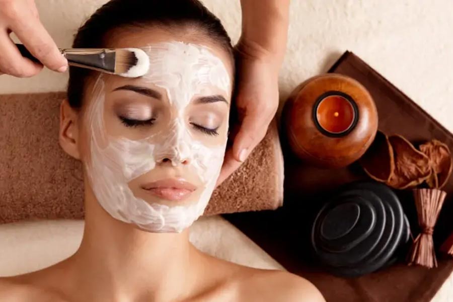 কে-বিউটি নিয়ে চর্চা বিশ্বজুড়ে। সিওলে গিয়েও রূপচর্চা করিয়ে আসতে পারেন।