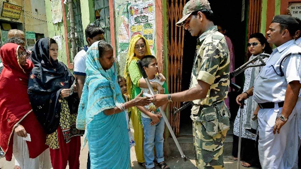 ভোটকেন্দ্রের বাইরে কেন্দ্রীয় বাহিনীর জওয়ান।