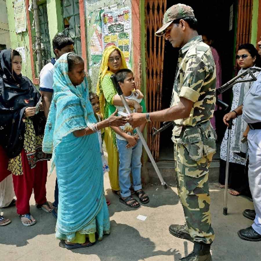 ভোটকেন্দ্রের বাইরে কেন্দ্রীয় বাহিনীর জওয়ান।
