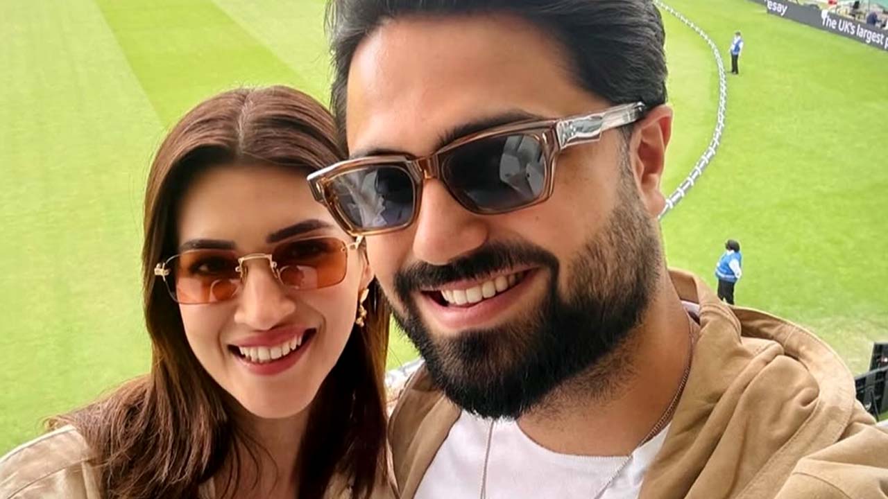 (বাঁ দিকে) কৃতি সেনন, (ডান দিকে) কবীর বাহিয়া।