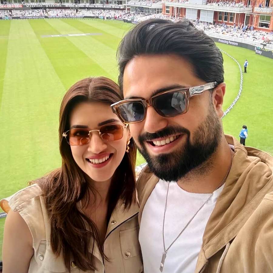 (বাঁ দিকে) কৃতি সেনন, (ডান দিকে) কবির বাহিয়া।