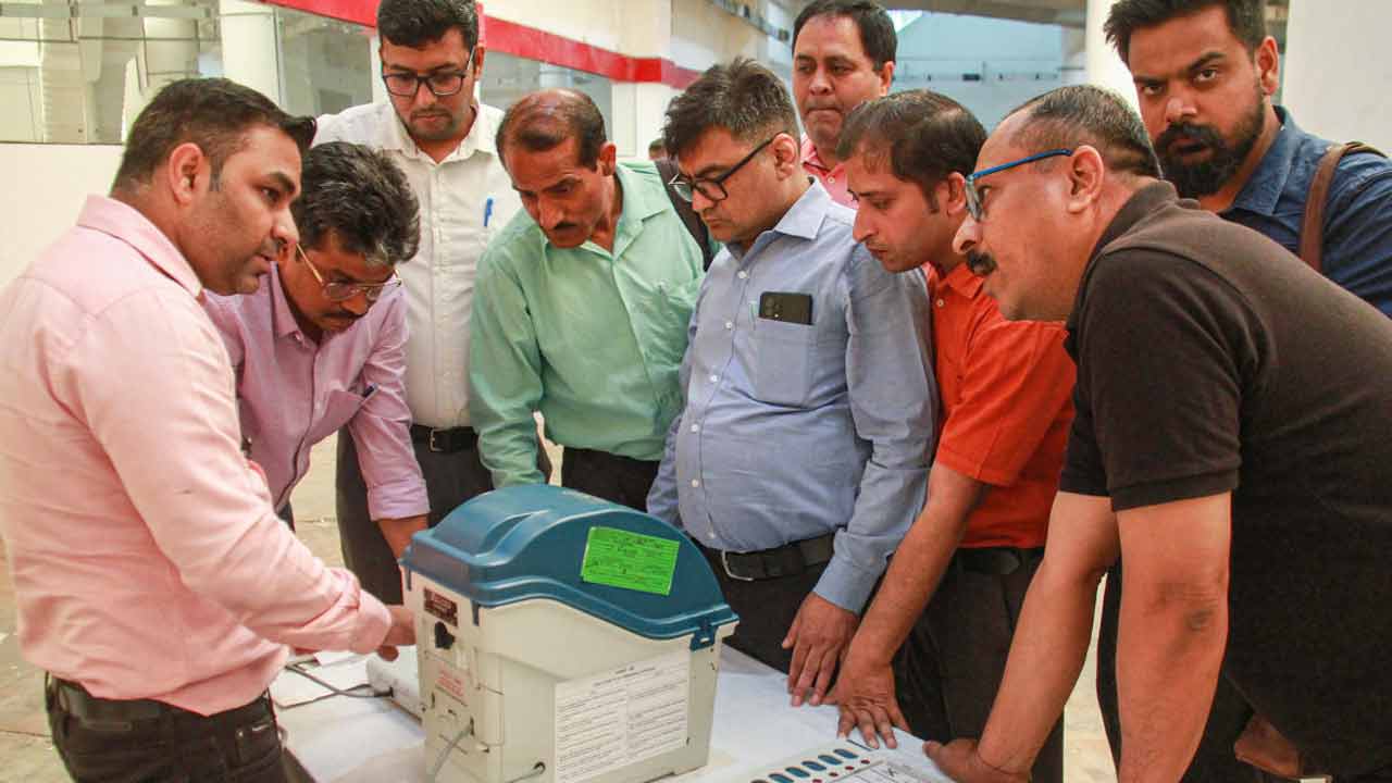 ইভিএম যন্ত্র খতিয়ে দেখছেন ভোটকর্মীরা।