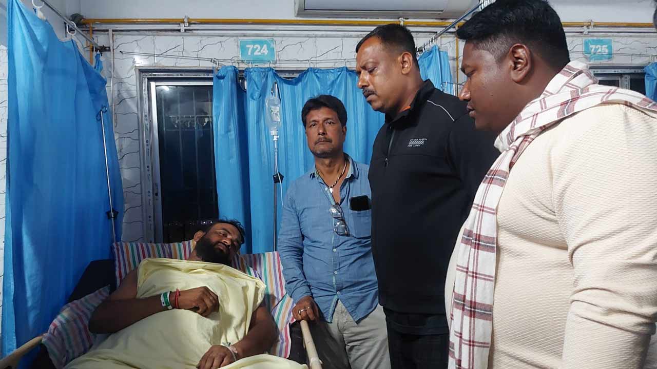 হাসপাতালে চিকিৎসাধীন যুব তৃণমূল কংগ্রেসের জেলা সাধারণ সম্পাদক রতন শিকদার।