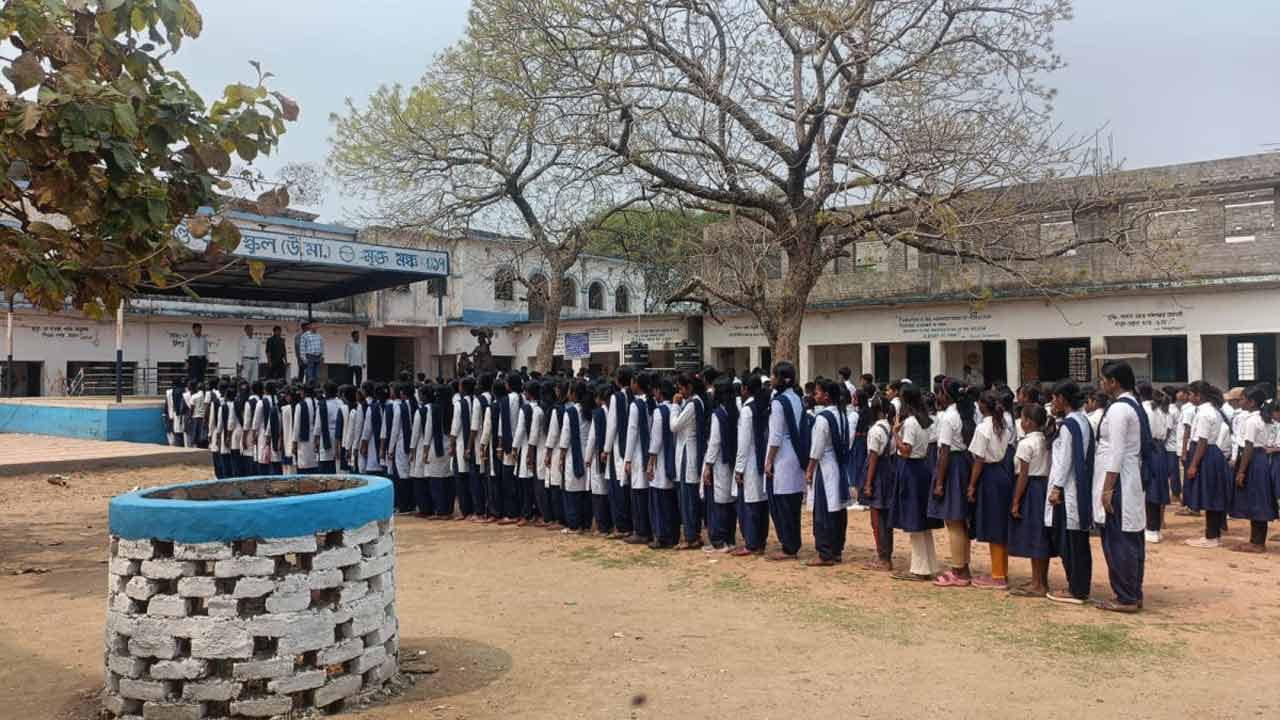ভবিষ্যৎ: পুরুলিয়ার বাঘমুণ্ডি স্কুলের ছাত্রীরা।