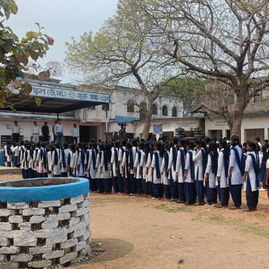 ভবিষ্যৎ: পুরুলিয়ার বাঘমুণ্ডি স্কুলের ছাত্রীরা।