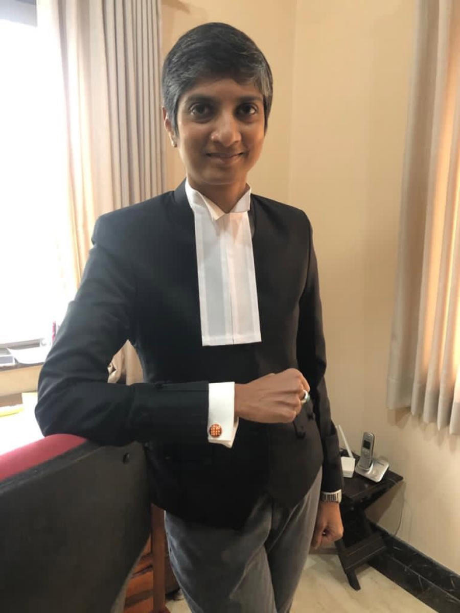 বহুমুখী: আইনজীবীর পোশাকে মেনকা গুরুস্বামী।