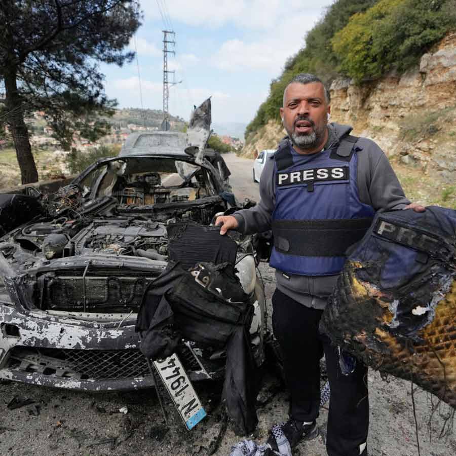 দক্ষিণ লেবাননের জেজ়িন শহরে ইজ়রায়েলি বিমান হামলায় নিহত সহকর্মীদের ভস্মীভূত প্রেস ভেস্ট হাতে আল-মায়াদিন টিভির সাংবাদিক জামাল আল-ঘারাবি।