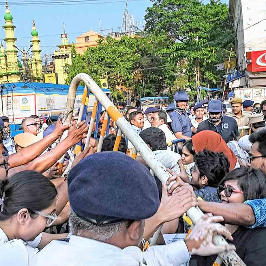 এসআইআর বাতিলের দাবিতে নির্বাচন কমিশন অভিযানে পুলিশের বাধা। শনিবার।