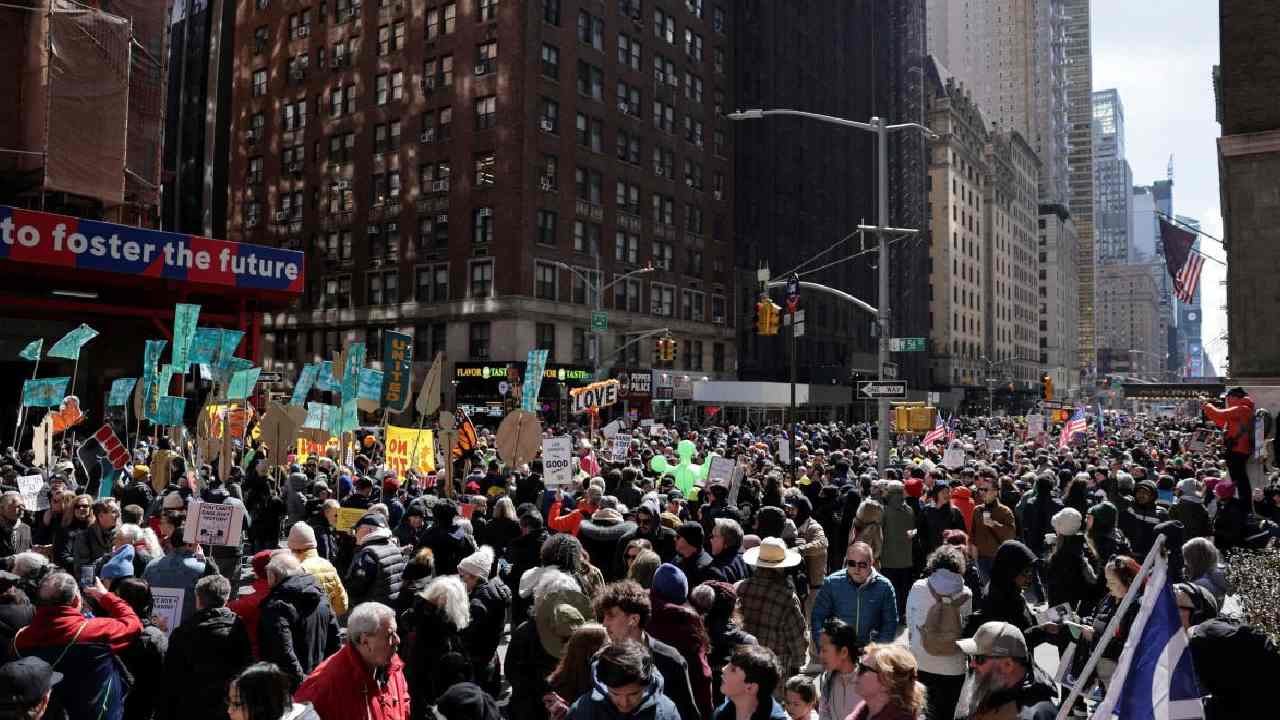 নিউ ইয়র্কের রাস্তায় শনিবার মার্কিন প্রেসিডেন্ট ডোনাল্ড ট্রাম্পের বিরুদ্ধে বিক্ষোভ।