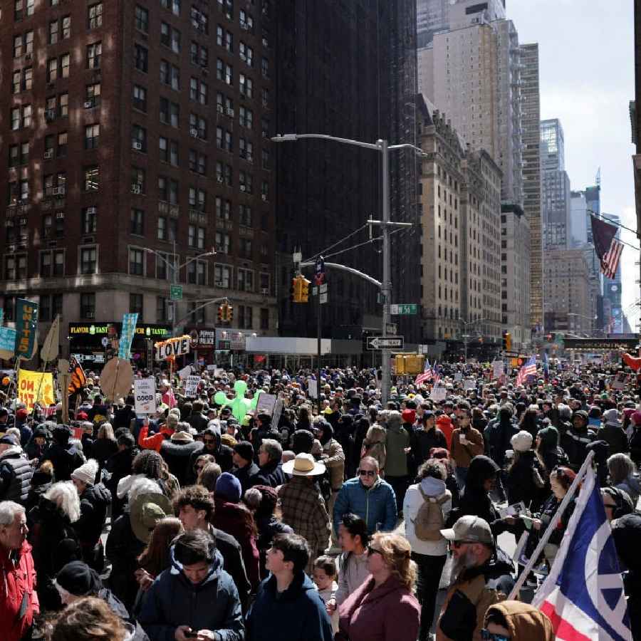 নিউ ইয়র্কের রাস্তায় শনিবার মার্কিন প্রেসিডেন্ট ডোনাল্ড ট্রাম্পের বিরুদ্ধে বিক্ষোভ।